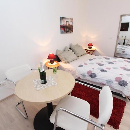 Rooms And Apartments Sally 로비니 외부 사진