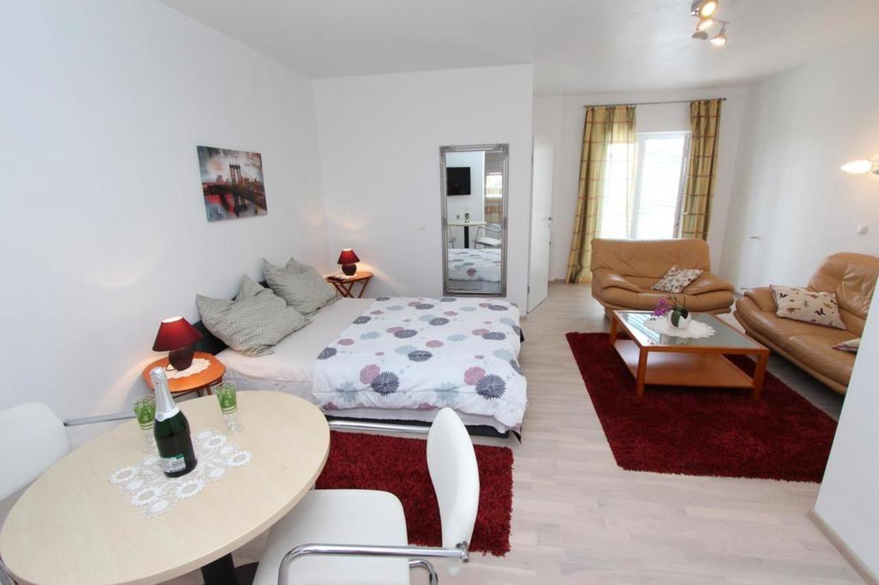 Rooms And Apartments Sally 로비니 외부 사진