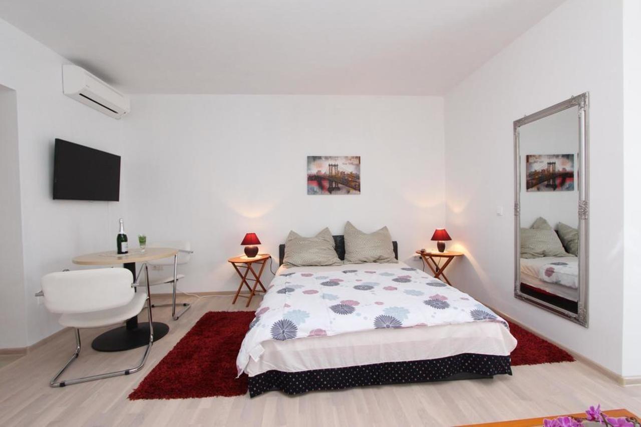 Rooms And Apartments Sally 로비니 외부 사진