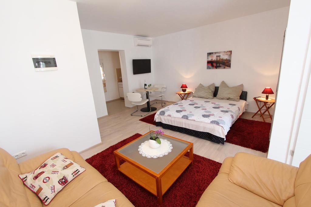 Rooms And Apartments Sally 로비니 외부 사진