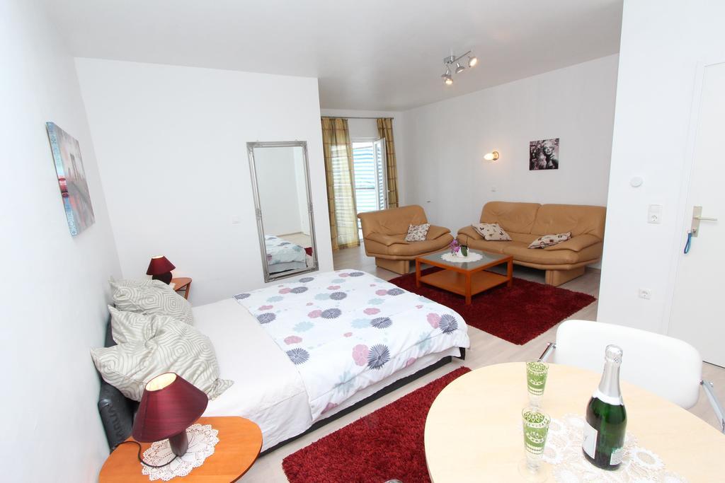 Rooms And Apartments Sally 로비니 외부 사진