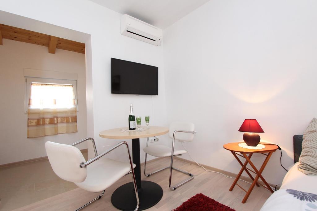 Rooms And Apartments Sally 로비니 객실 사진