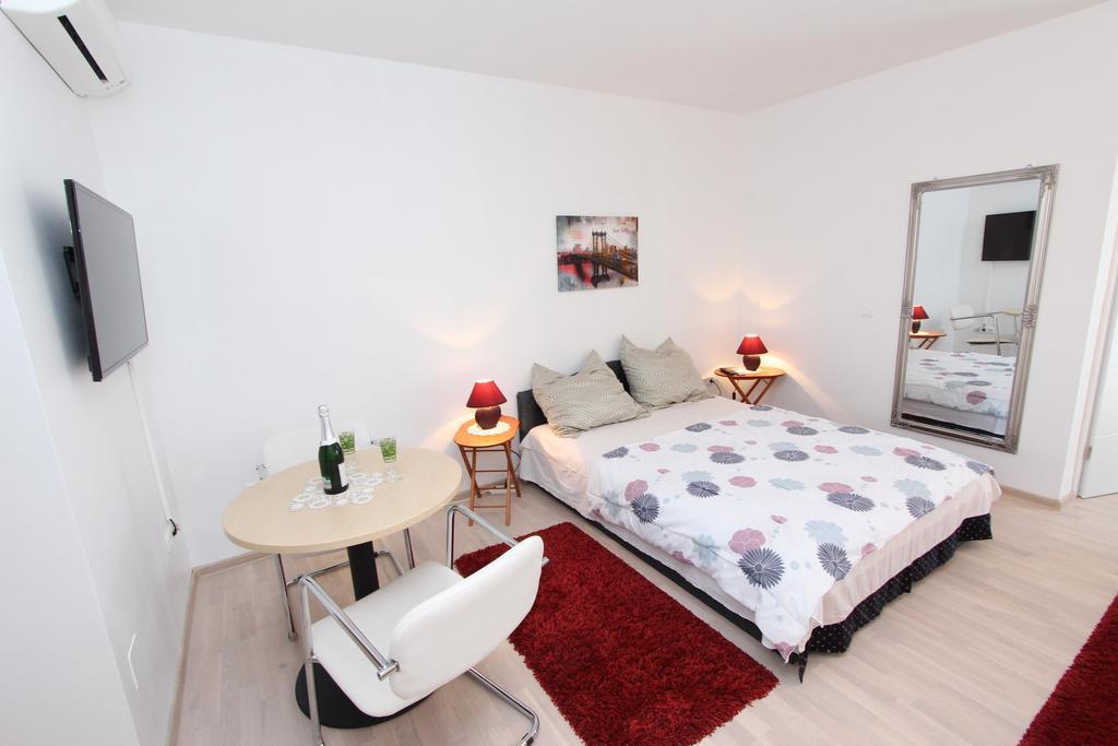 Rooms And Apartments Sally 로비니 외부 사진