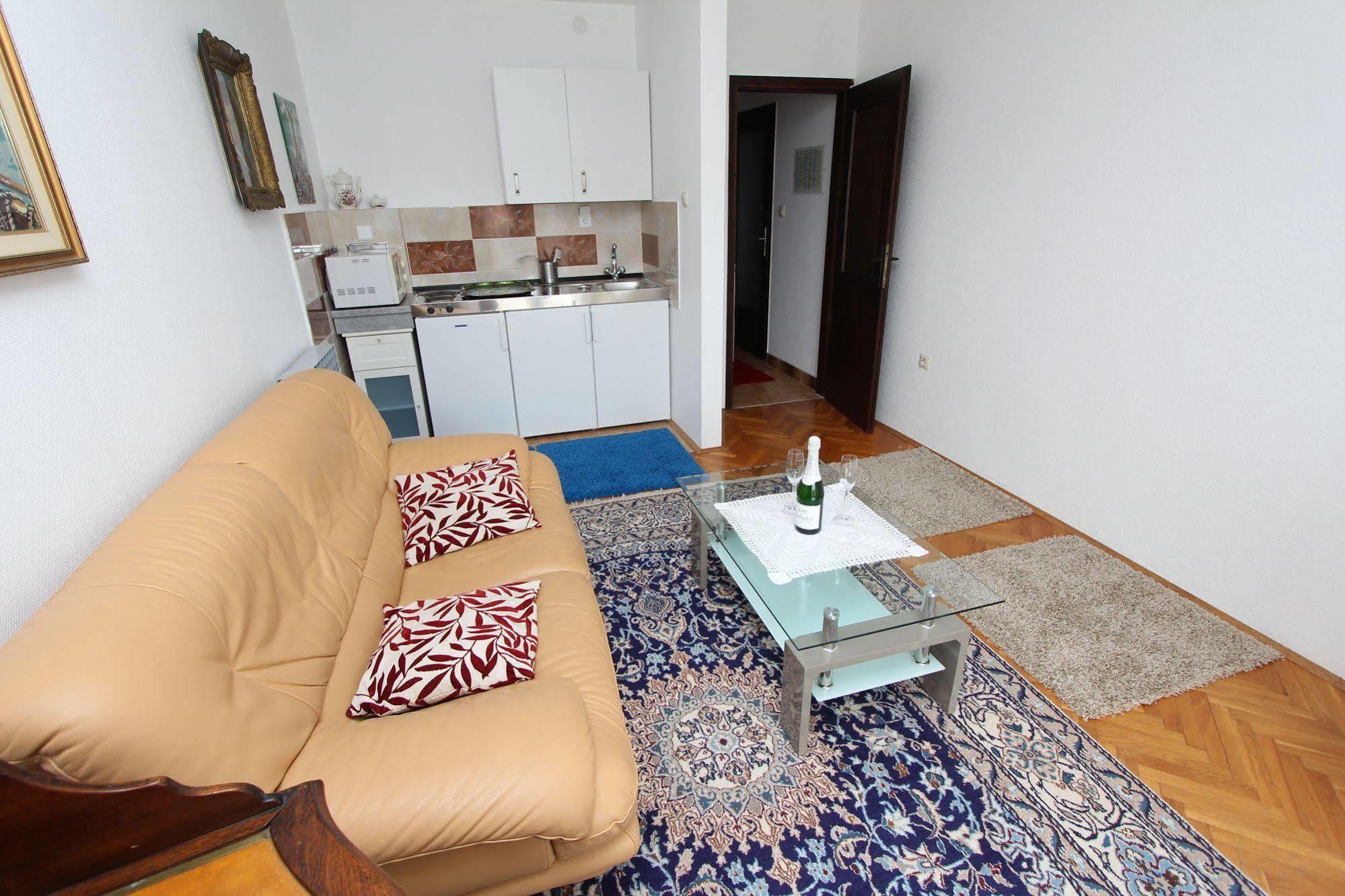 Rooms And Apartments Sally 로비니 외부 사진